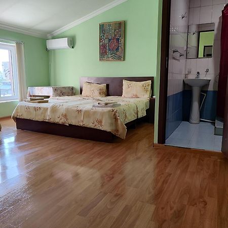 Bonjour House Hotel Yerevan Bagian luar foto