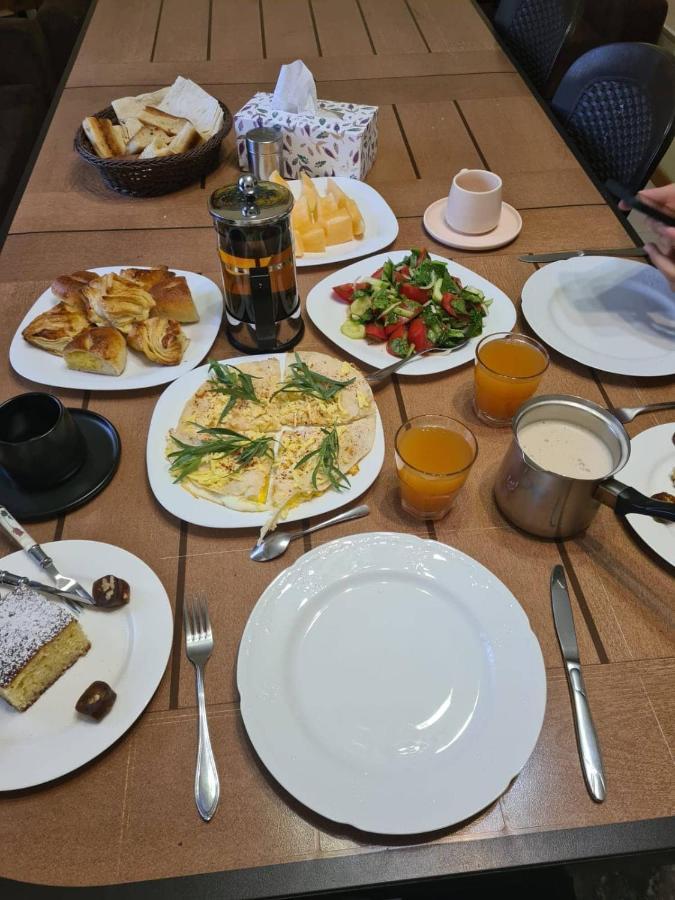 Bonjour House Hotel Yerevan Bagian luar foto
